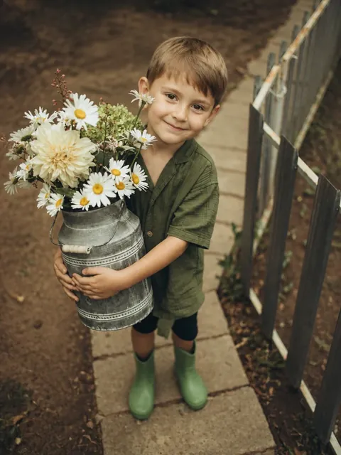 Фотосесія хлопчика: бідон з ромашками — Стежка, паркан і великий букет ромашок (4–6 років)
